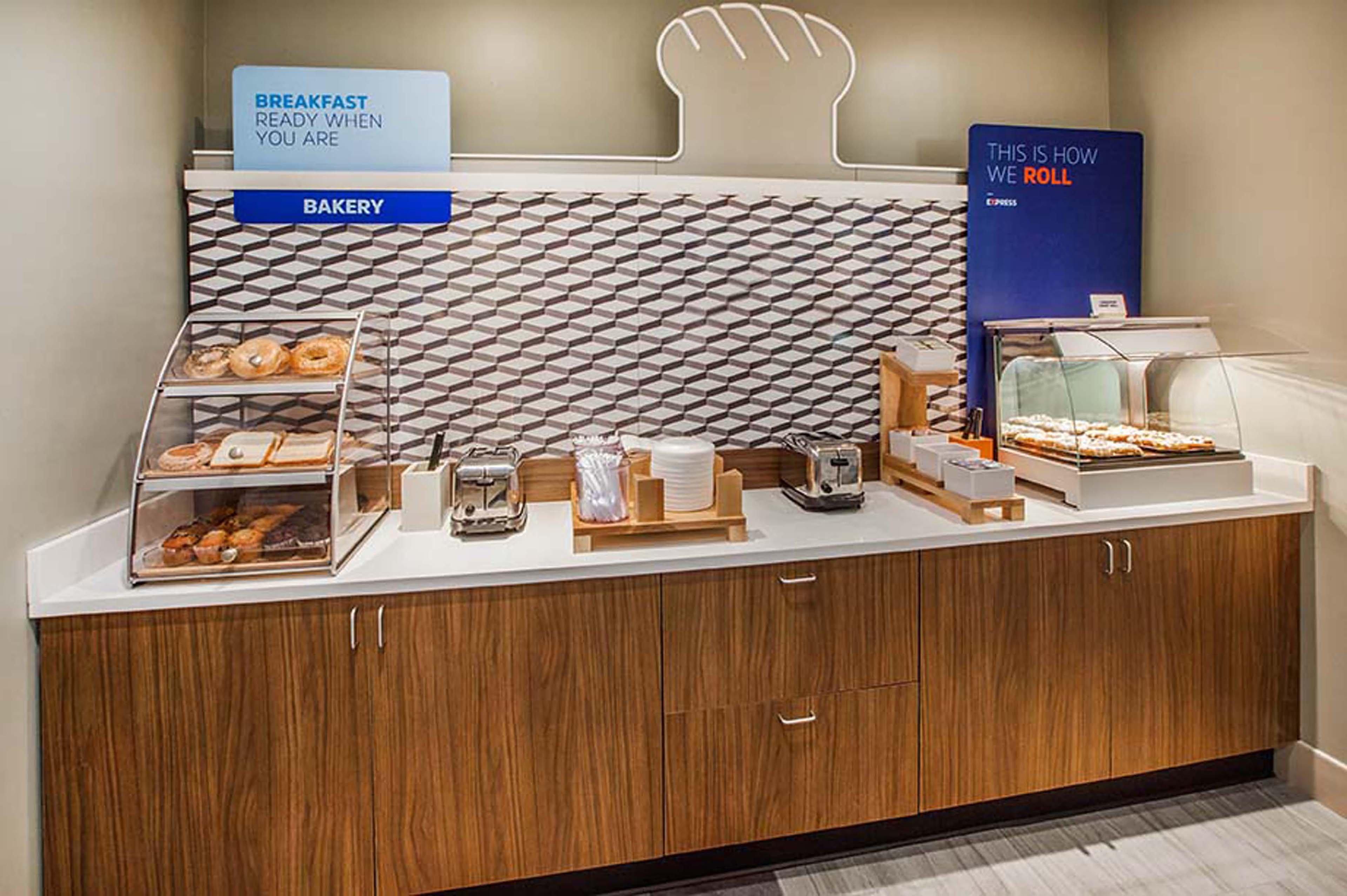 Holiday Inn Express Baltimore At The Stadiums By Ihg Exterior photo