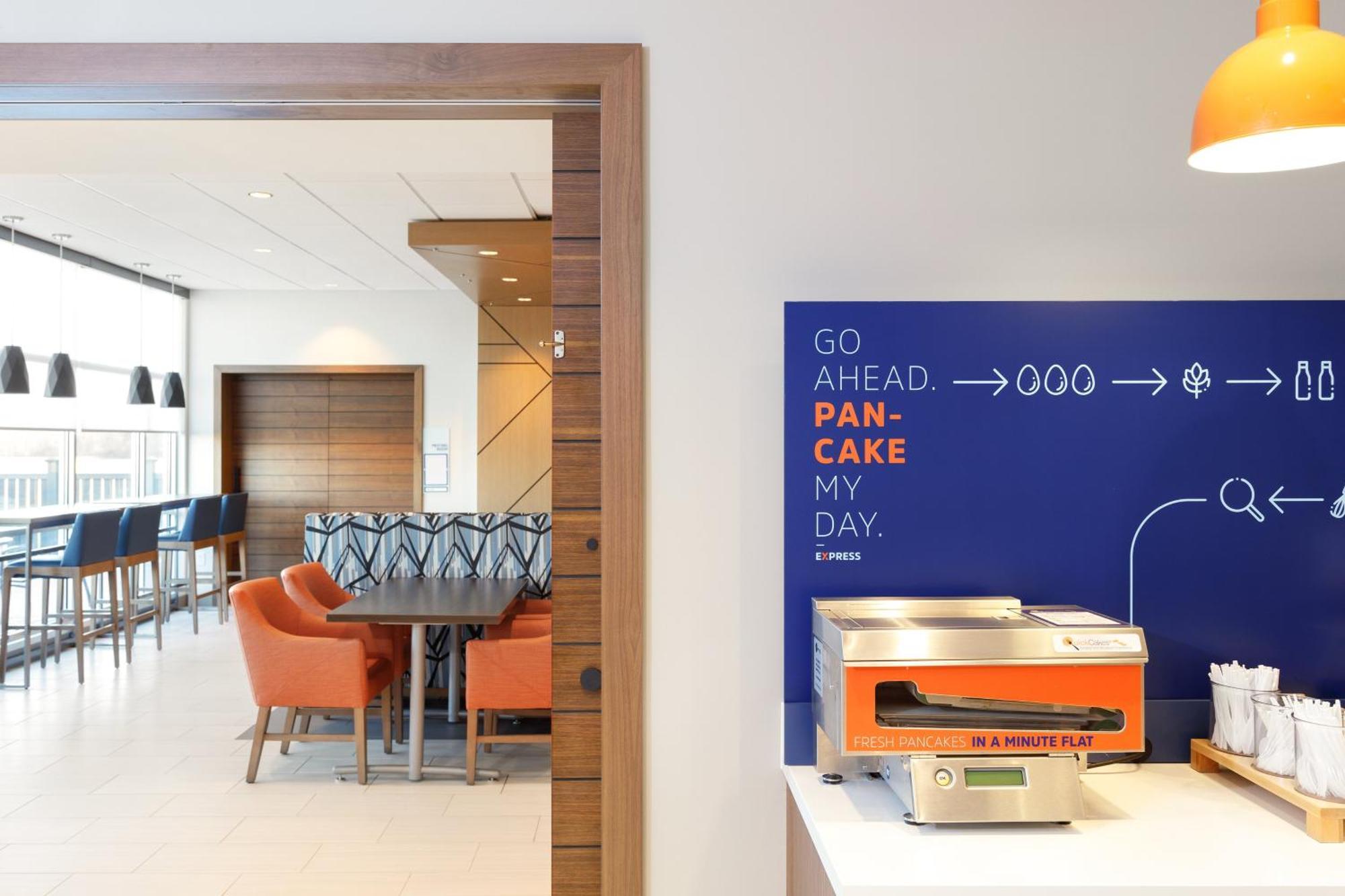 Holiday Inn Express Baltimore At The Stadiums By Ihg Exterior photo