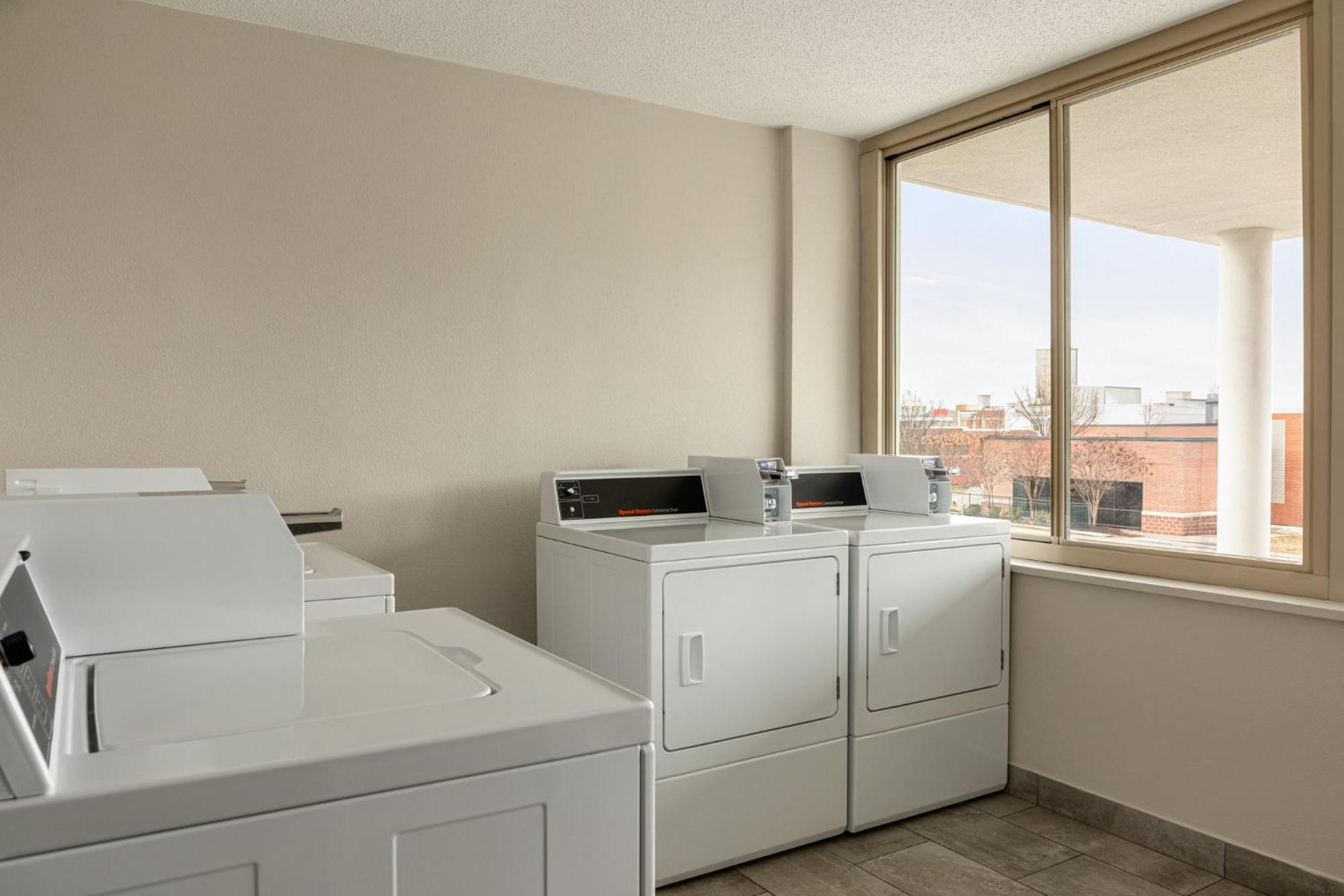 Holiday Inn Express Baltimore At The Stadiums By Ihg Exterior photo